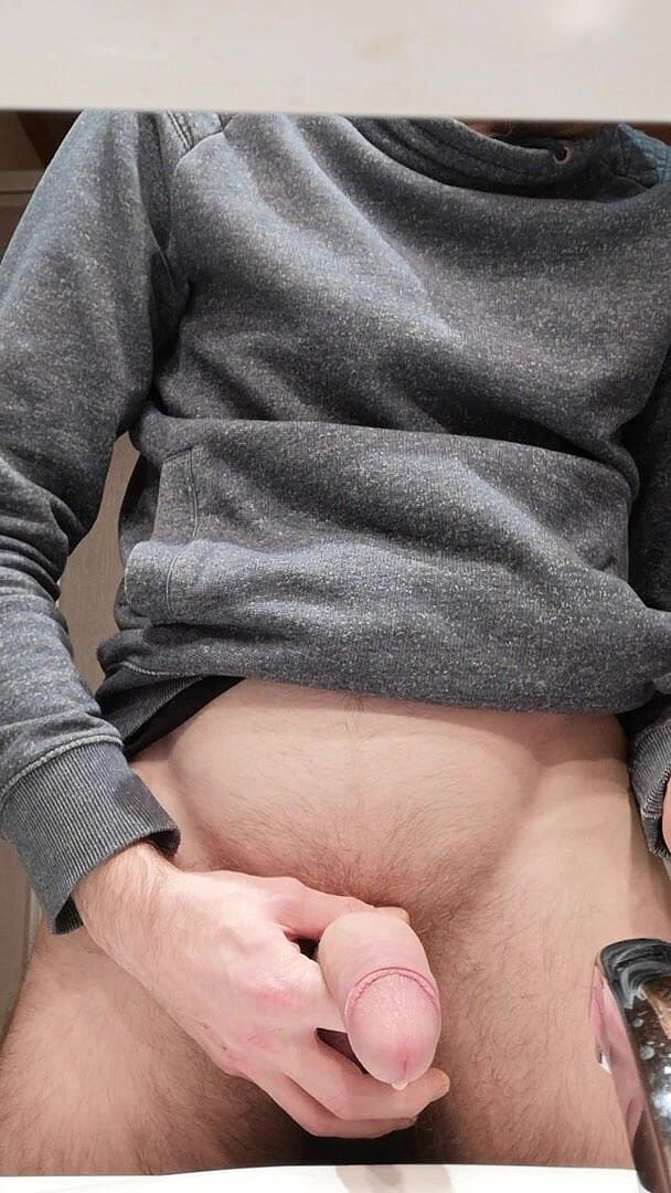 WhiteboiF: 在射精和 precum 后在水槽里撒尿