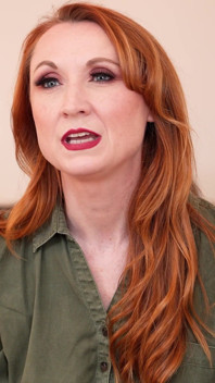 laal baalon vaali british MILF(chodne laayak mammi) Lily Kink intaravyoo