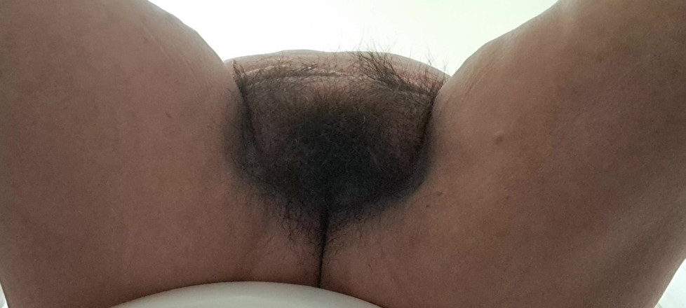 Mommy big hairy pussy: 显示毛茸茸的阴户的背面视图
