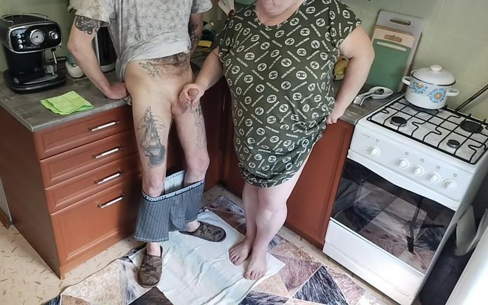 Zona901: Uma mulher gorda masturba meu pau na cozinha e eu...