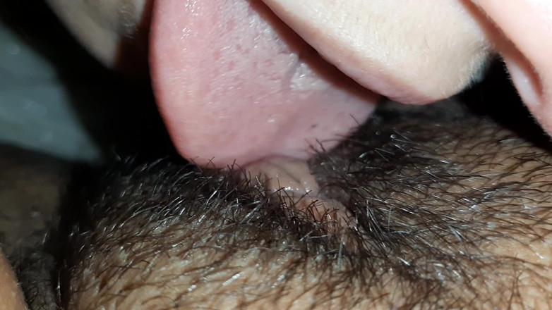 Lesbian-illusion: Lesbisch harig poesje eten close-up