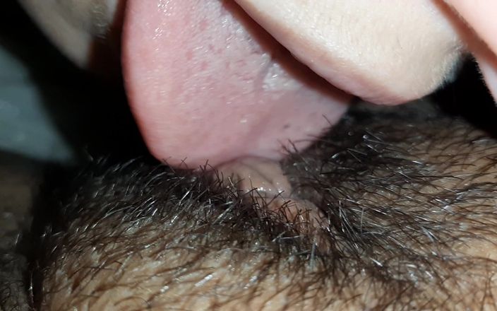 Lesbian-illusion: 털 수 많은 보지를 클로즈업으로 먹는 레즈 털이 무성한 보지