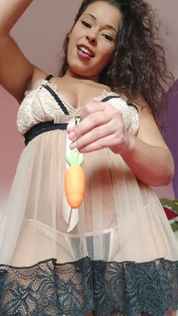 Espuleta mencoba mainan seks baru yang dia dapatkan dari impor seksi