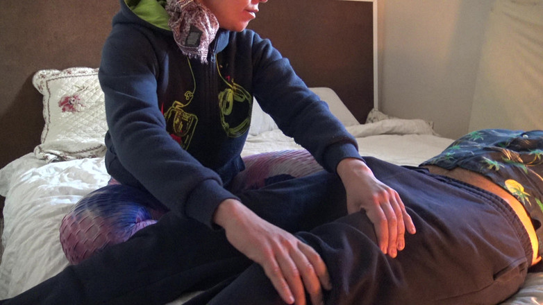 Souzan Halabi: 我们的房子清洁工ayse给年轻人自慰