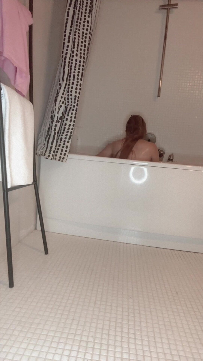 FinDom Goaldigger: Di kamar mandi tanpa kacamata