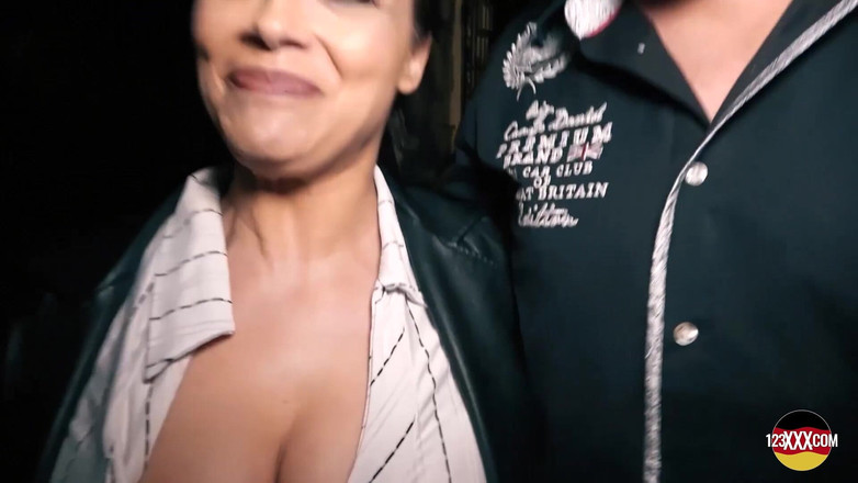 123XXX - 100% Amateurs: 섹시한 브래지어를 입은 갈색 머리 밀프 보지를 존나게 따먹어