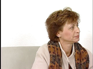 Xfamster: Бабушке в чулках лижут киску и трахают игрушками на кастинге