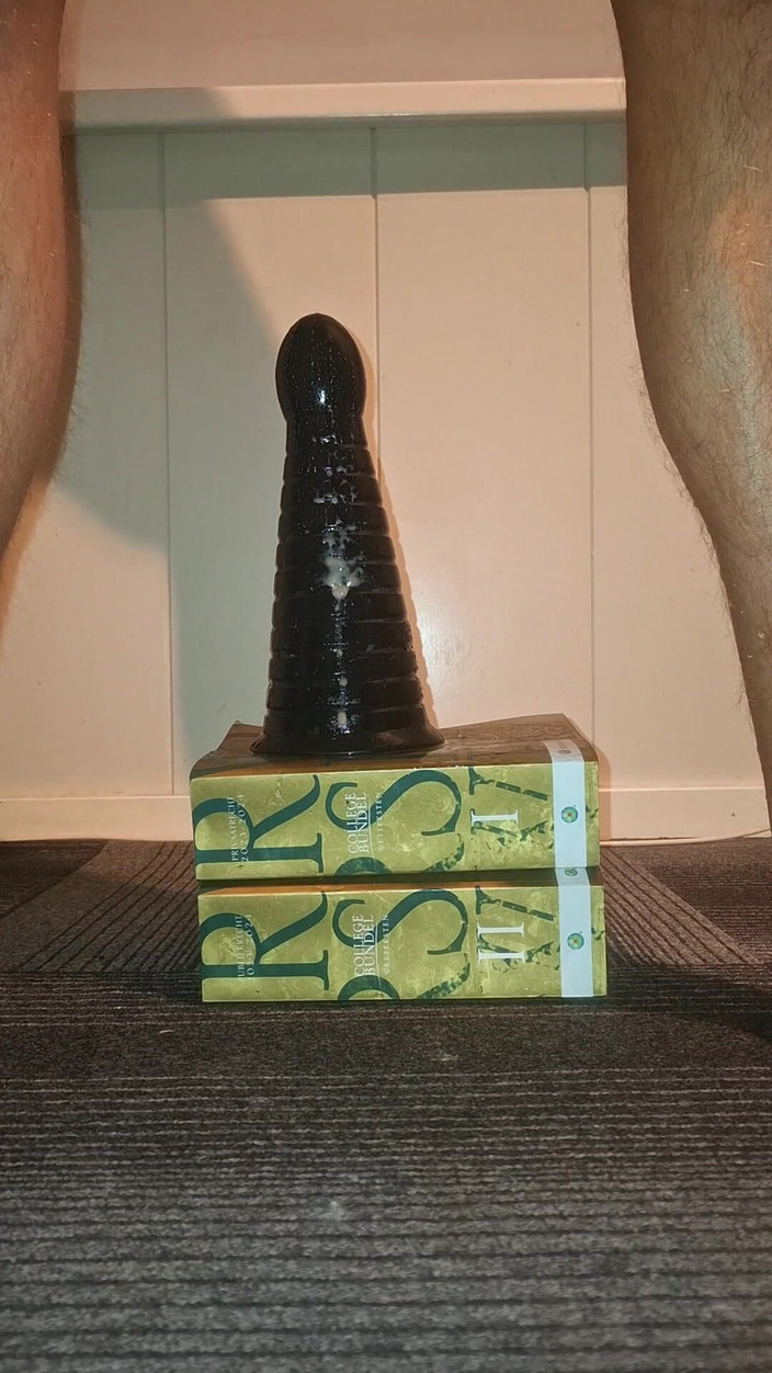 NoFace Twink X: Sexy gay noface Twink X si vezme obrovské hračky