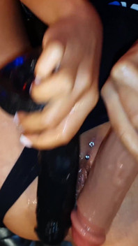 Sexy Monika fox in tuta nera si scopa da sola in tutti i buchi con enormi dildo