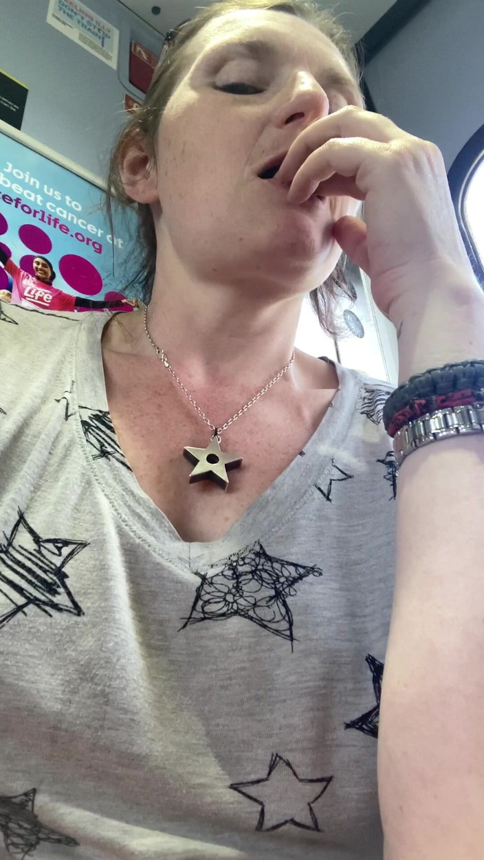 MistressWriggler: चूत और प्यूब परिवहन में खेलते हैं, मेरी उंगलियों से जोरदार गंध आती है!