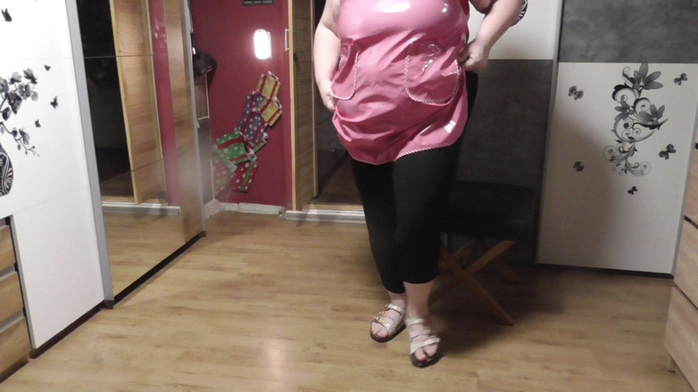 tammara big: 고무 앞치마 안에서 슬리퍼를 납작하게 펴