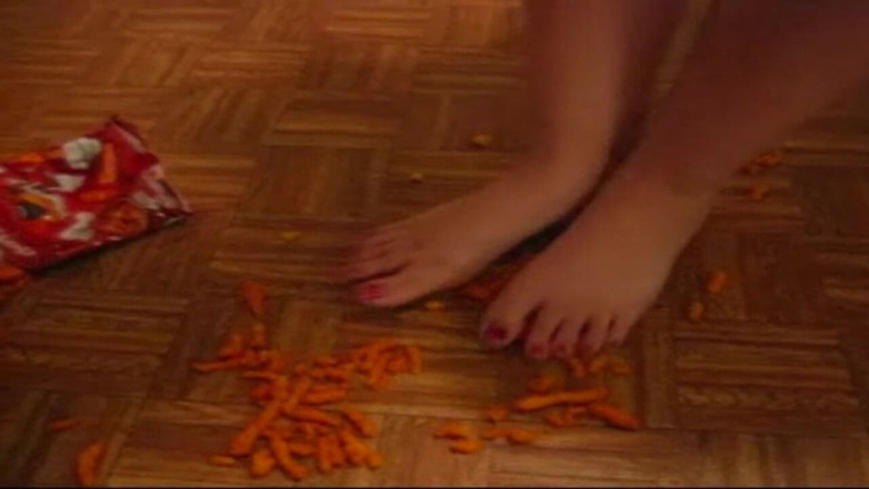 Sexy Amateurz: She smashes food with her feet