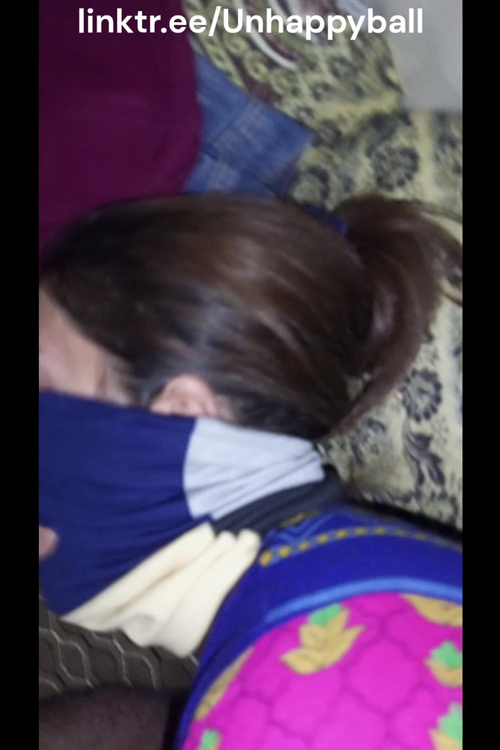 UnluckyDoll: लड़की अलग-अलग स्टाइल में लंड चूसती है और वह उसके वीर्य का स्वाद चखती है