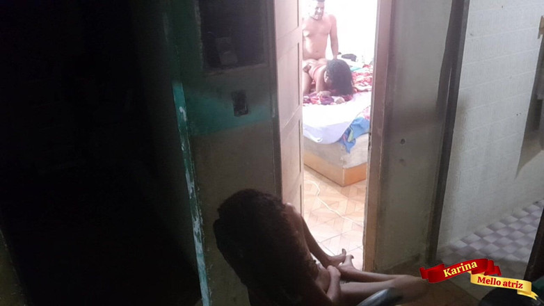 Karinamello: Ik betrapte mijn stiefzus en stiefvader op seks en stond...