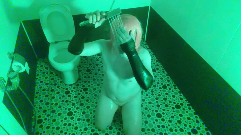 Kitty_Cross: Hintern transvestiert den eigenen arsch unter der heißen dusche