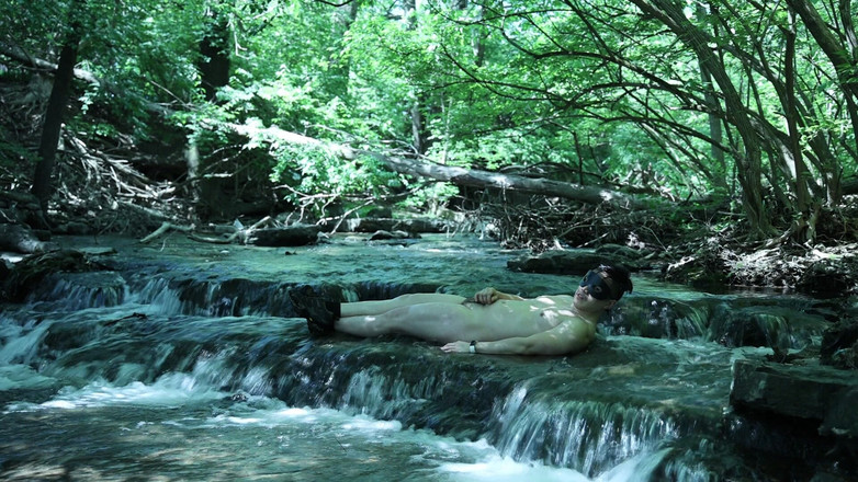 barenakedboy: Si flette accanto alla cascata, prova a sgattaiare un piccolo...