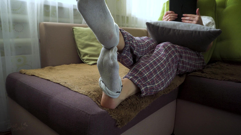 Teasecombo 4K: Japoneză în șosete albe purtate care își expune tălpile goale