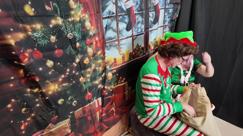 The Izars: Hari ke-5 Di Rak Mainan Seks