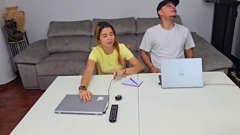 Labestiaylabella: 继妹让我操她，但为了帮她做作业，我在她脚上射精