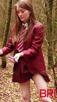 制服を着た英国の18歳は、外で小便をするために彼女のおしっこを使用します