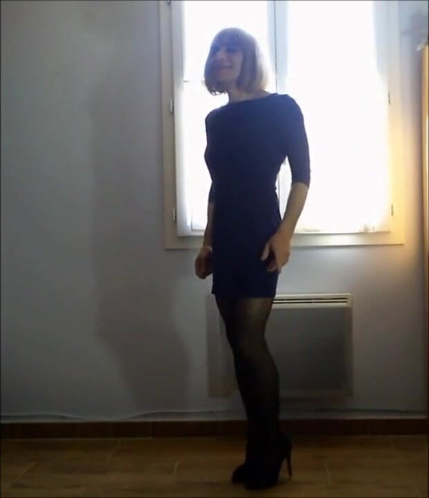 Faustine: Crossdresser Faustine sexy dance.
