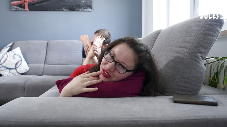 Czech Soles - foot fetish content: 顺从的脚男崇拜女神的大脚