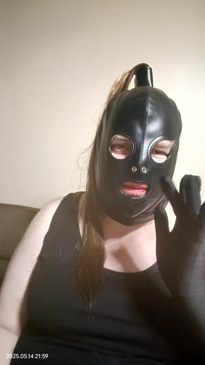 Stephanie-Nicole-TV: 抽一根苗条的panatella雪茄并梦想着像stephanie一样被带到桑拿房