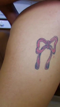 Une bombasse bronzée au corps tatoué se fait enculer