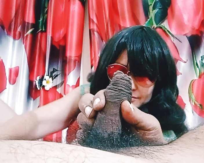 Bolly Karma: Шлюшка-жена делает минет крупным планом в солнцезащитных очках