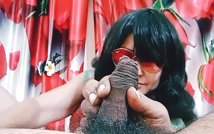 Bolly Karma: 痴女妻フェラチオサングラス付き接写