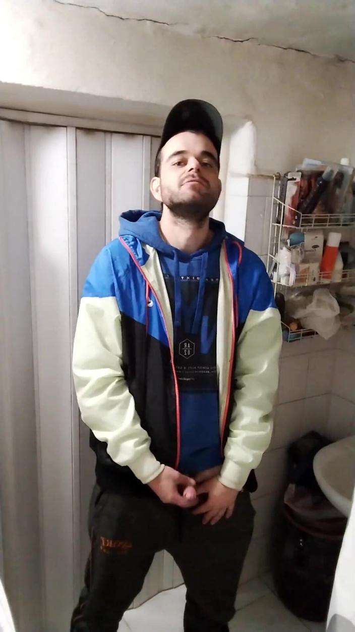 jerkofflover: Mi Sto Masturbando Con Il Mio Ex Ragazzo in Bagno...