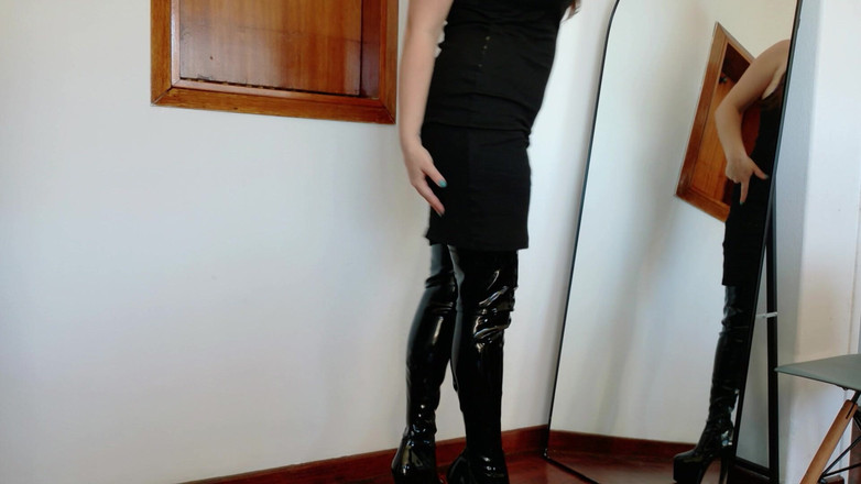 Kinky Lyrical: Outift Pairing - Stivali compiacenti e piccolo vestito nero