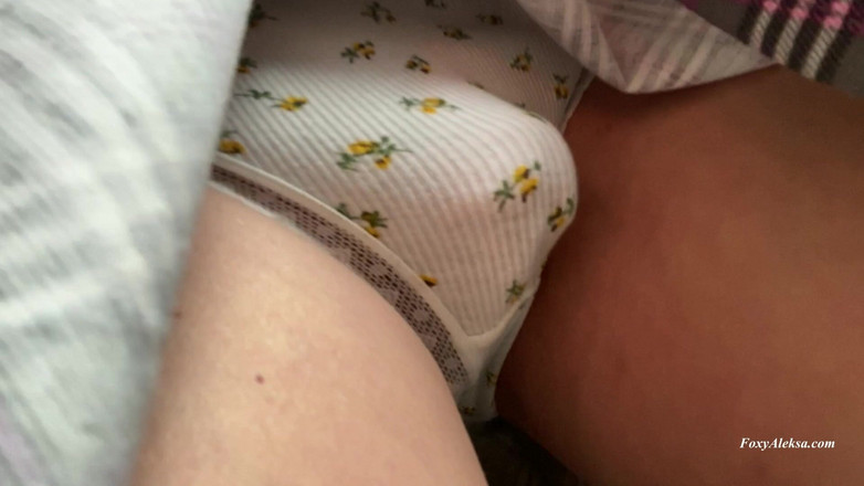 FoxyAleksa: Hete reis in een bus. Lul in slipje onder rok...