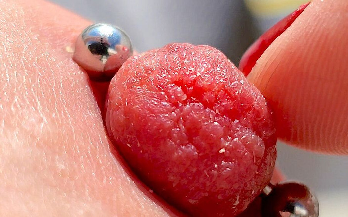 Anna Booty: Играю с пирсинговыми сосками крупным планом на балконе