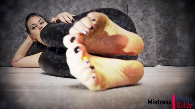 Goddess Misha Goldy: Deny your orgasm again and again over my oiled feet !...