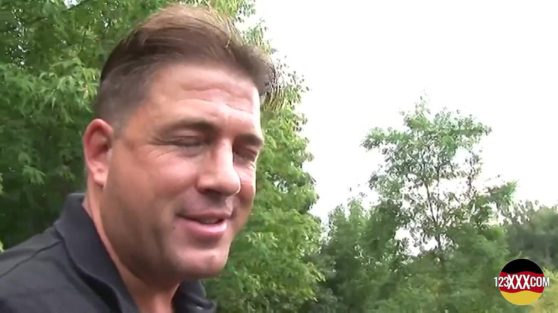 123XXX - Fucked Amateurs in Germany!: Sexy holka s brýlemi chce její kundičku ošukat na veřejnosti