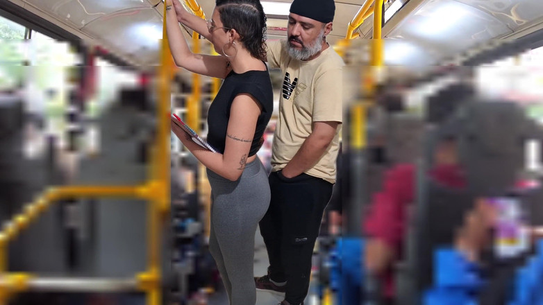 Gabi SweetCouplesStories: Pelajar nakal dicrot sperma di dalam bus