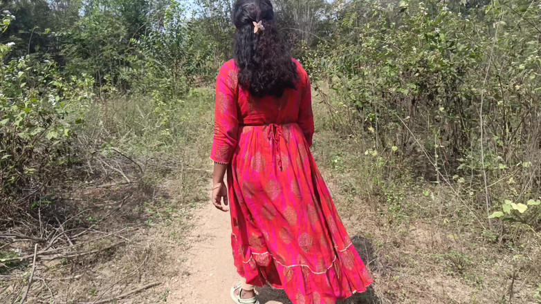 Magilmathi: Sexy krémová kundička v lese venku