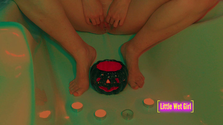 Little Wet Girl: Bermain kencing dalam labu dan candle pada Halloween