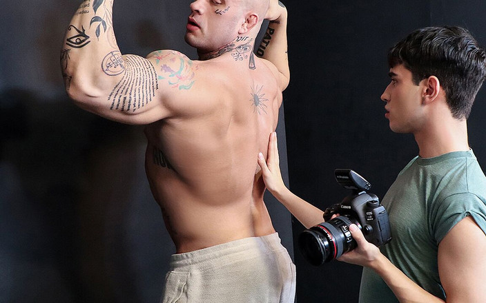 Say Uncle: かわいい男の子が巨大な筋肉でアスレチックマンを誘惑 feat. ロブ・クイン、ダヴィン・ストロング