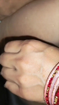 Desi Indische Bhabhi alleen pissende video
