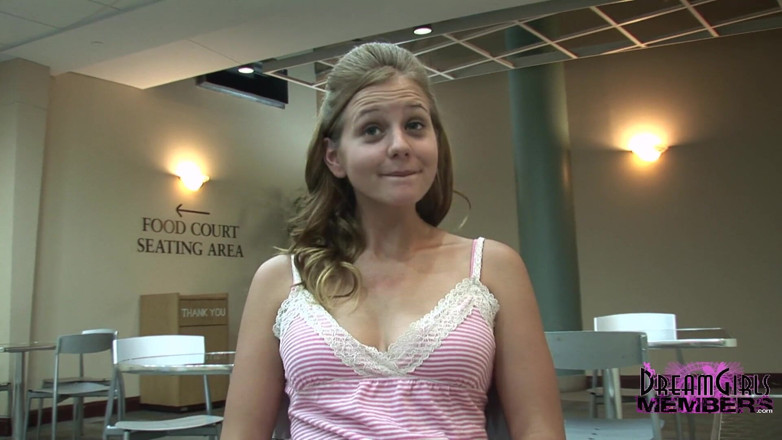 Dream Girls: Prachtige studente toont het allemaal op super risicovolle plaatsen