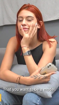 这个穿着内衣的18岁拉丁女郎带着承诺戒指说她的男友很温柔。所以我操了她粗暴