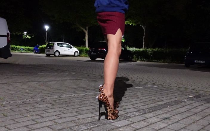 Loreley add: Sissy fa pipì con il suo micro perizoma nel parcheggio...