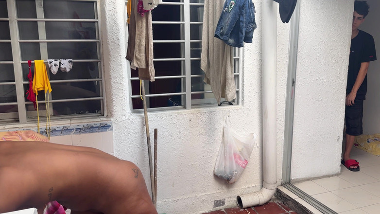 katyJay: Mijn stiefmoeder met dikke kont helpt me baden en we...