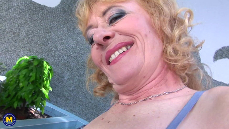 Mature NL: Casalinga pelosa che si sgrilletta