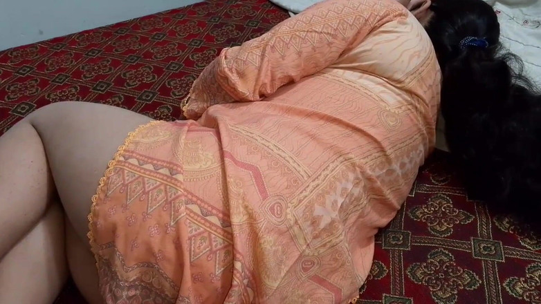 QueenbeautyQB: Ho guardato la matrigna indiana soddisfare i suoi desideri sessuali...