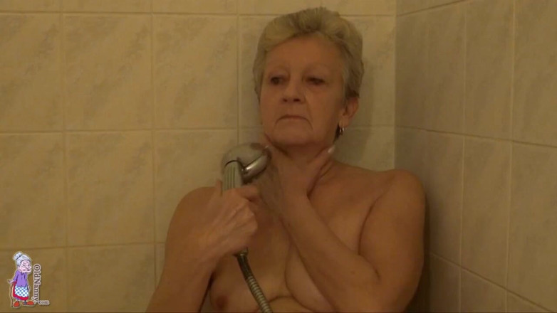 Old Nanny: Nine banyoda sulu amını ovuyor ve orgazm oluyor