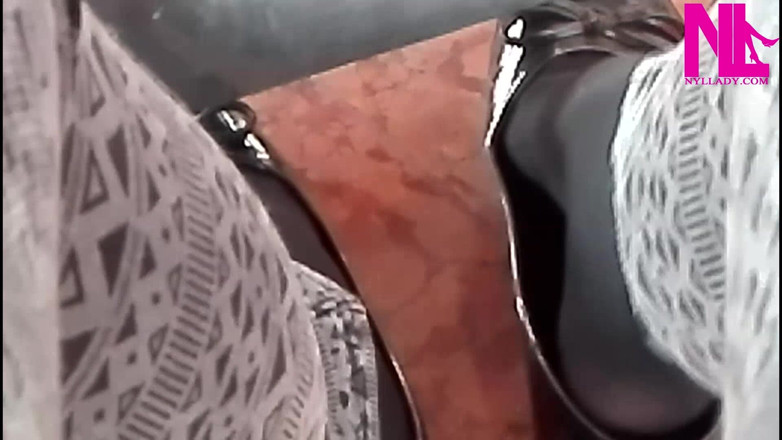 Nyllady: Sapataria em My Black Pattent Flats em um Bar
