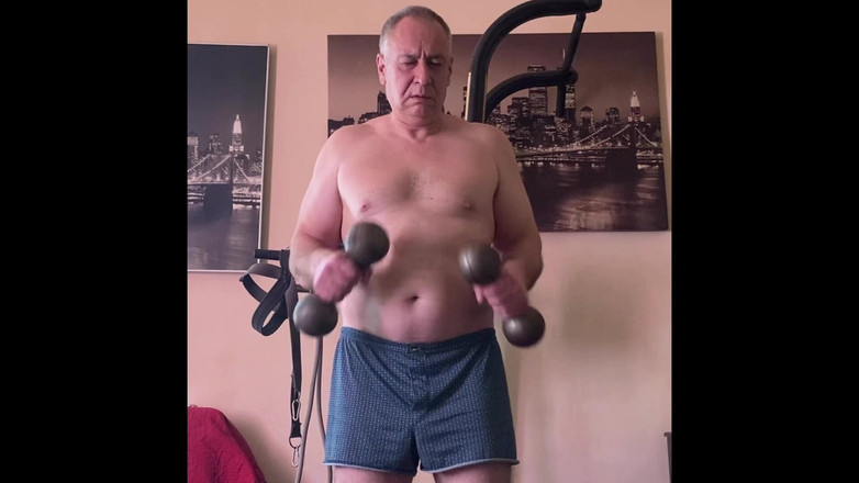 Alex Art: Hombre maduro masturbándose después del entrenamiento